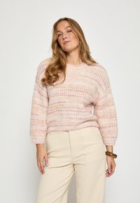 Maglione in maglia di un morbido rosa e crema con strisce orizzontali. Vestibilità comoda, scollatura tonda e maniche a tre quarti. Tessuto testurizzato.