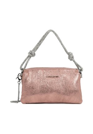 Mała błyszcząca różowo-złota torebka z srebrnym uchwytem ze skręconej liny i metalowym łańcuszkiem, zamkiem błyskawicznym oraz logo "LANCASTER" na przedniej stronie.