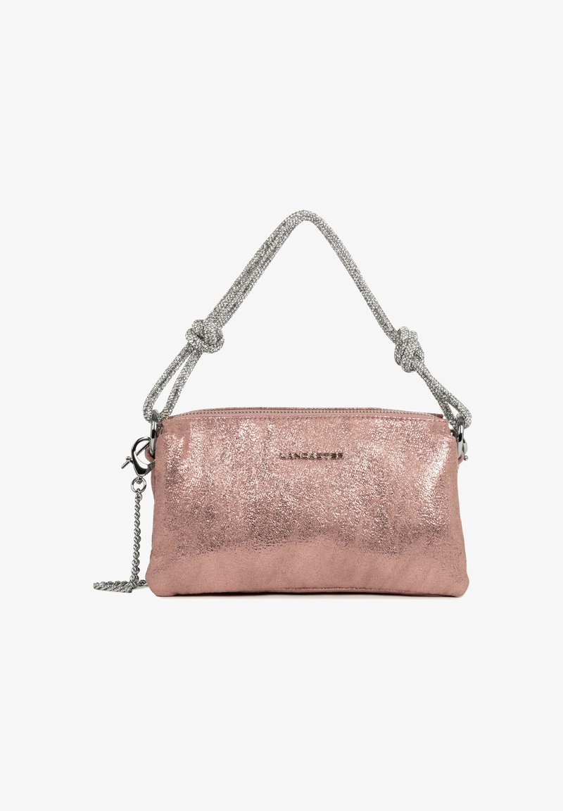 Petit sac à main en or rose brillant avec une poignée en corde nouée argentée et un détail en chaîne métallique, fermeture éclair, et logo "LANCASTER" sur le devant.