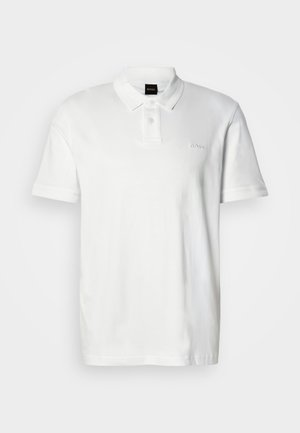 Valge puuvillane polo-särk, millel on klassikaline krae, lühikesed varrukad, kolme nupuga plikaat ja õrn reljeefne logo rinnal.