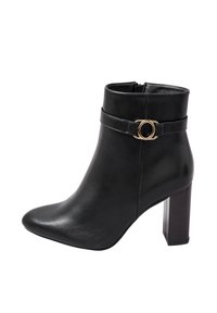 Botín de cuero negro hasta el tobillo con punta afilada, acento de hardware dorado en la correa y tacón cuadrado y ancho. Textura suave en toda la superficie.