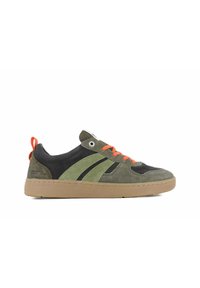 Sneakers verde oliva e neri con lacci arancioni, tomaia in suede e tessuto, suola in gomma e tre strisce visibili sul lato.