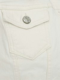 Poche en denim blanc avec une patte sécurisée par un bouton métallique gravé du mot « ONLY ».