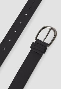 Schwarzer Ledergürtel mit silberner Metallschnalle und mehreren Einstelllöchern, flach auf hellem Hintergrund ausgelegt.