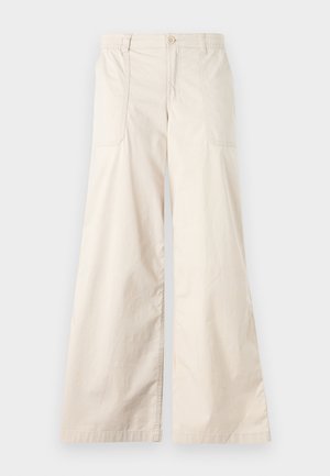 Beige weite Hosen mit Knopfverschluss, elastischem Bund und zwei seitlichen Taschen. Glattes Baumwollgewebe mit weicher Textur.