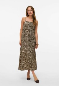 Robe maxi à imprimé léopard avec des bretelles fines, une coupe décontractée et un tissu lisse. Présente un ourlet au genou et une palette de couleurs naturelle.