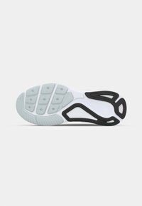 Semelle de chaussure avec une bande de roulement en caoutchouc blanc, gris clair et noir, présentant des motifs d’adhérence segmentés et des éléments de traction circulaires en relief.