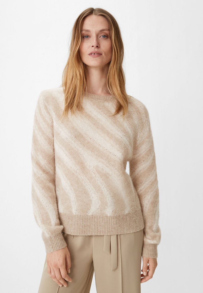 Beżowy sweter z ukośnymi białymi paskami, wykonany z miękkiego materiału. Posiada okrągły dekolt oraz prążkowane mankiety i dół. Klasyczny krój.