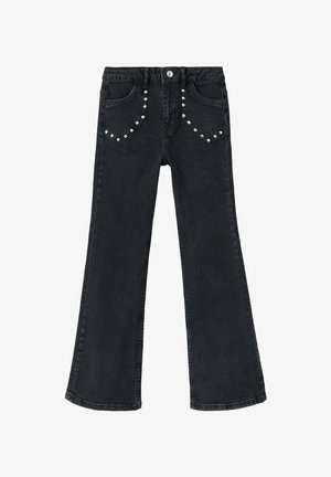 Jean flare noir avec des clous argentés soulignant les poches avant et une fermeture à bouton à la taille.