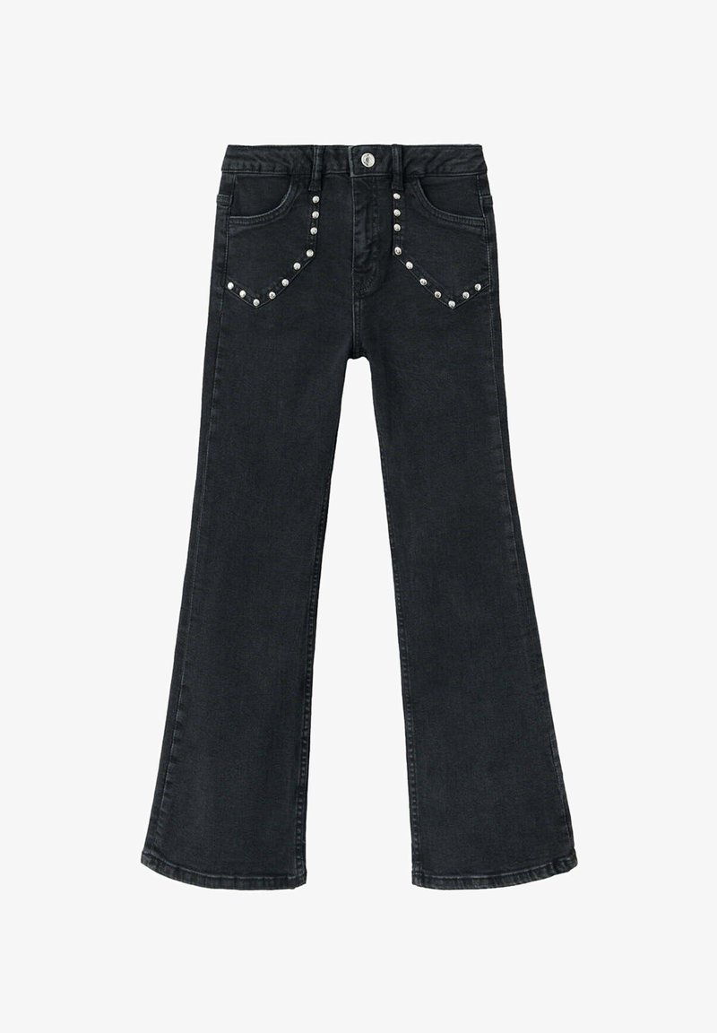 Jean flare noir avec des clous argentés soulignant les poches avant et une fermeture à bouton à la taille.