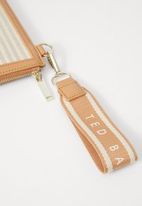 Ted Baker HAYSS STRIPED POUCH - Pikkulaukku - camel