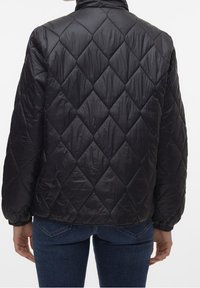 Veste matelassée noire à motif losange, dotée d'un col montant et de poignets élastiques, conçue en matériau léger et lisse.