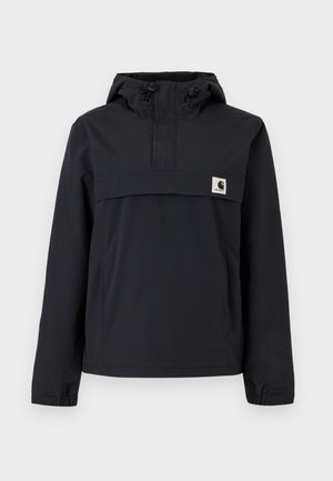 Svart vindjakke med hette, med en frontlomme, elastiske cuffs og et logo-merke på brystet. Glatt, vannavstøtende stoff.