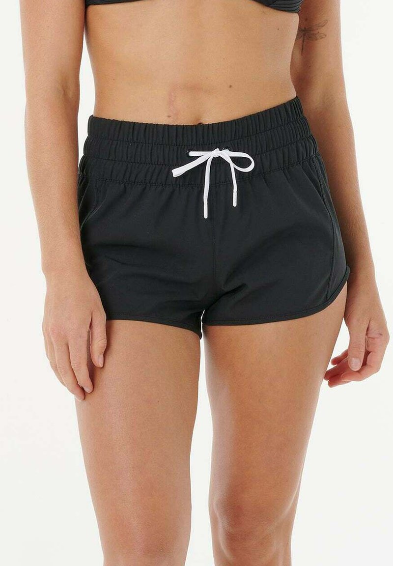 Pantalones cortos deportivos negros hechos de tela ligera, con una cinturilla elástica y un cordón blanco, de diseño ajustado.
