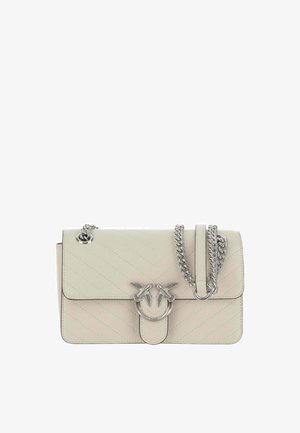 Sac à main en cuir matelassé beige avec bandoulière chaîne argentée et fermoir décoratif en forme d'oiseau argenté sur le rabat avant.