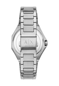 Cinturino e chiusura in acciaio inossidabile dell'orologio Armani Exchange con incisione del logo "A|X Armani Exchange", vista dal retro.