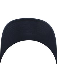 Căciulă albastru închis cu o margine curbată, confecționată dintr-un material texturat. Are o suprafață uniformă, fără logo-uri vizibile sau embellishments.