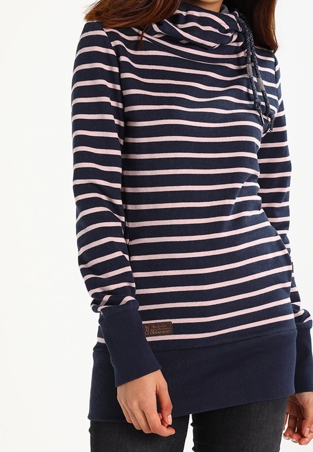 Femme portant un pull bleu marine à rayures horizontales rose clair, un col bénitier avec cordon de serrage, avec des poignets et un ourlet bleu marine.