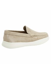 Scarpa slip-on in suede di colore beige chiaro con punta arrotondata, dettagli di cucitura sottili e suola in gomma bianca per comfort e aderenza.