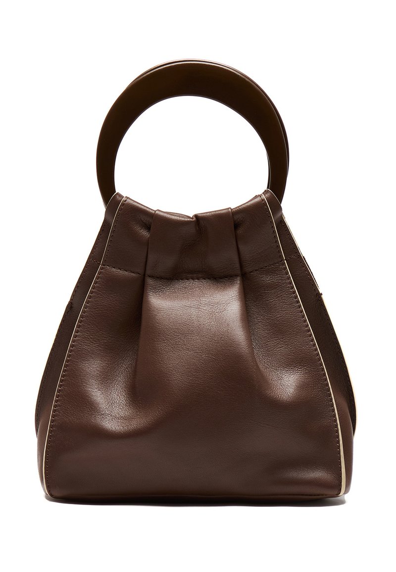 Braune Lederhandtasche mit einem abgerundeten Holzgriff, sanften Falten und kontrastierender Naht entlang der Kanten. Glatte Textur, modernes Design.