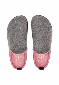 Zapatillas de casa de fieltro gris, tipo slip-on, con interiores rosas y lengüetas negras en el talón, colocadas una al lado de la otra sobre un fondo blanco.
