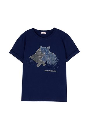 Granatowy T-shirt z krótkim rękawem z kryształowym wzorem dwóch przytulających się kotów oraz napisem „LOVE LANGUAGES” pod wzorem.