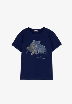 Granatowy T-shirt z krótkim rękawem z kryształowym wzorem dwóch przytulających się kotów oraz napisem „LOVE LANGUAGES” pod wzorem.