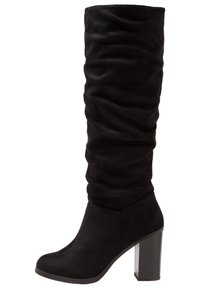 Bota negra hasta la rodilla con textura de gamuza arrugada, punta cuadrada y tacón grueso. Presenta superficies lisas y sin adornos, y un tobillo ajustado.