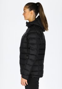 Czarna kurtka puchowa z kapturem, z pikowanymi sekcjami, zapinana na zamek błyskawiczny, z regulowanymi elementami, zaprezentowana na modelu z boku.