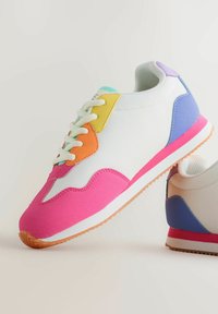 Balti sporta apavi ar rozā, oranžiem, dzelteniem un ziliem akcentiem. Izstrādāti ar auduma augšdaļu, mežģīņu aizdari un teksturētu gumijas zolīti.