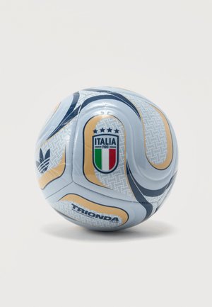 Weißer und goldener Adidas Trionda Fußball mit Italienischem FIGC-Emblem und schwarzen, geschwungenen Designelementen auf weißem Hintergrund.