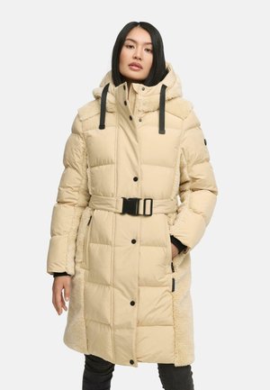 Beige plush jas met schapenvachtaccenten, een ceintuur in de taille, zwarte hardware en knoopsluiting. Beschikt over een capuchon en zijzakken.