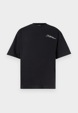 Μαύρο oversized T-shirt με κοντά μανίκια και μικρό λευκό κείμενο «OFF-WHITE C/O VIRGIL ABLOH» στο πάνω αριστερό μέρος του στήθους.