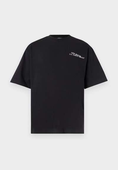 Μαύρο oversized T-shirt με κοντά μανίκια και μικρό λευκό κείμενο «OFF-WHITE C/O VIRGIL ABLOH» στο πάνω αριστερό μέρος του στήθους.
