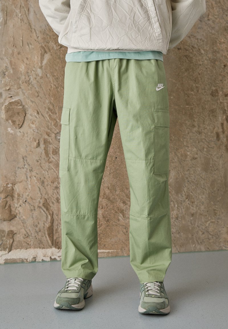 Nike Sportswear NK CLUB - Hlačami s stranskimi žepi - oil green/white