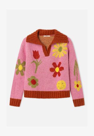 Rosa gestrickter Pullover mit rostfarbenem Kragen und Bündchen, verziert mit bunten Blumen- und Smiley-Mustern.