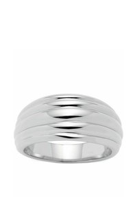 Silverfärgad metallring med en slät, polerad yta och en vågig design med flera böjda spår runt utsidan.