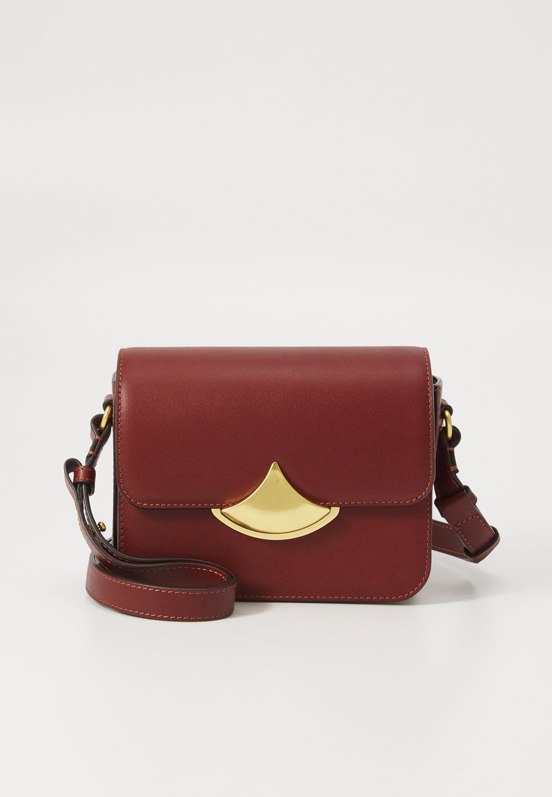 Borsa a tracolla in pelle color bordeaux con chiusura a patta. Presenta un accento in metallo tono oro e una tracolla rimovibile per maggiore versatilità.