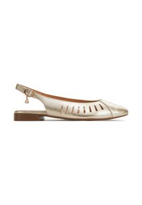 Zapato slingback dorado metálico con diseño recortado, puntera puntiaguda y pequeño tacón marrón. Presenta una hebilla y un charm decorativo en el tobillo.