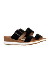 Sandalias deslizantes negras con una tira ancha, detalle de hebilla plateada, diseño de punta abierta, plantilla acolchada y suela de goma blanca con agarre.