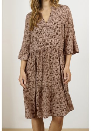 Robe à motif marron avec un décolleté en V, des manches cloche trois quarts et une jupe à étages. Présente des points noirs sur le tissu.