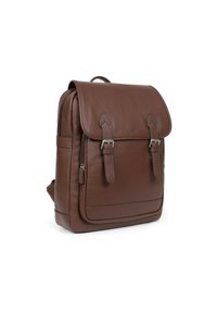 Brązowy skórzany plecak z klapą, dwoma zapięciami na klamry i przednią kieszenią na zamek. Posiada zorganizowany kształt i gładką teksturę.