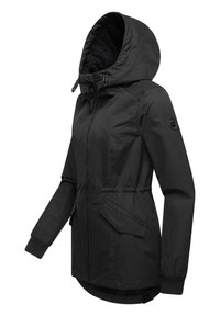 Veste noire imperméable avec fermeture éclair, capuche ajustable, poignets élastiques, taille à cordon de serrage et deux poches avant.