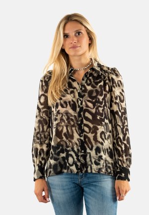 Blouse met luipaardprint van lichtgewicht stof, met lange mouwen, knoopsluiting en zwarte manchetten. Kleuren zijn beige, bruin en zwart.