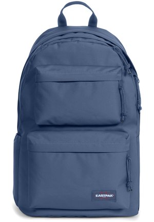 Blauer Stoff-Rucksack mit zwei Fronttaschen, einem Hauptfach und gepolsterten Trägern. Verfügt über ein Logo-Patch und Reißverschlussverschlüsse.