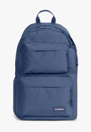 Blauer Stoff-Rucksack mit zwei Fronttaschen, einem Hauptfach und gepolsterten Trägern. Verfügt über ein Logo-Patch und Reißverschlussverschlüsse.