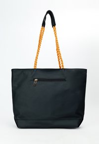 Czarna torba na ramię z zamykaną na zamek kieszenią z przodu, z zawijasowymi pomarańczowymi uchwytami i gładką matową teksturą.