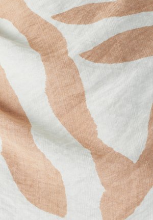 Textiel met een abstract bladpatroon in zachte perzik- en witte tinten. De stof heeft een gestructureerde, geweven uitstraling met zichtbare vezels.