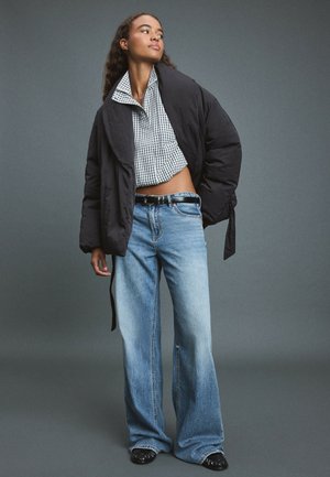 Stradivarius, SHAWL NECK PADDED BELT JACKET - Cappotto invernale - black