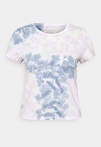 Kortærmet t-shirt med rund hals og et pastelblåt og pink tie-dye mønster på en hvid baggrund, vist fladt.